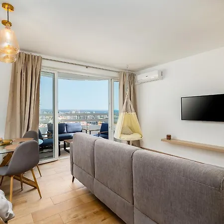 Appartamento Charming W/ Pool & Balcony In By Lovelystay