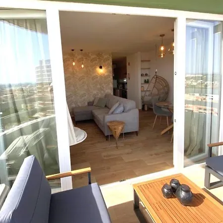 Charming W/ Pool & Balcony In By Lovelystay Appartement