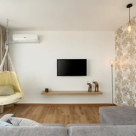 Charming W/ Pool & Balcony In By Lovelystay * Portimão