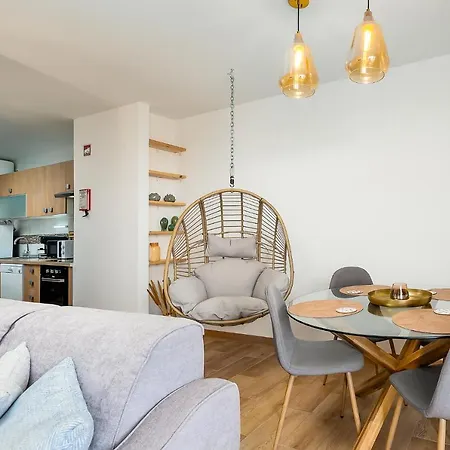 Charming W/ Pool & Balcony In By Lovelystay شقة بورتيماو