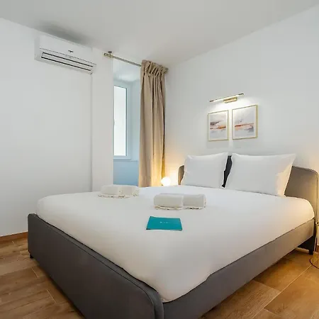 Appartamento Charming W/ Pool & Balcony In By Lovelystay *