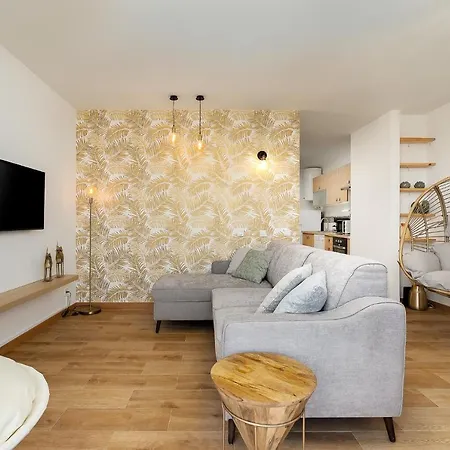 Charming W/ Pool & Balcony In By Lovelystay Apartment *